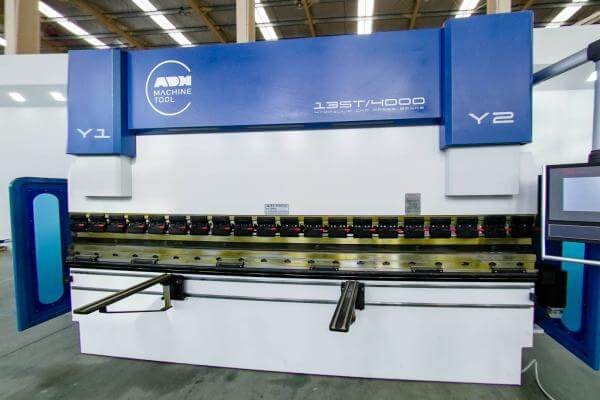 7. Electro-hydraulic synchronized CNC press brake WADE-135T-4000